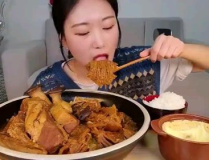 小姐姐吃两条五花肉米饭,小姐姐挑战两大份美味